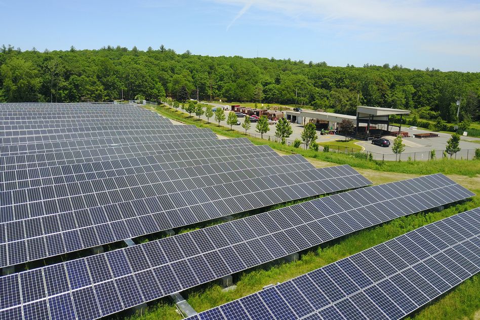 Paneles solares producen energía renovable