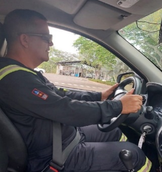 A man sitting in the back seat of a car

AI-generated content may be incorrect.